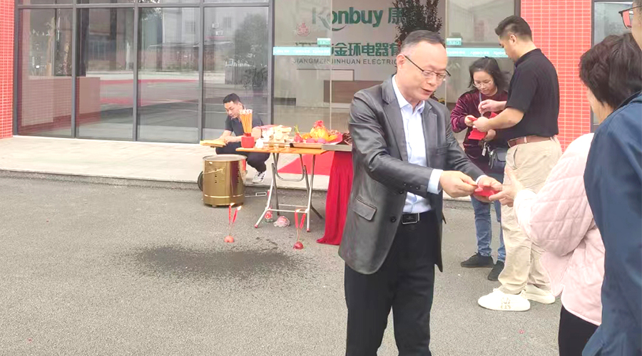 開工好兆頭！金環(huán)電器為全體員工發(fā)放紅包福利！