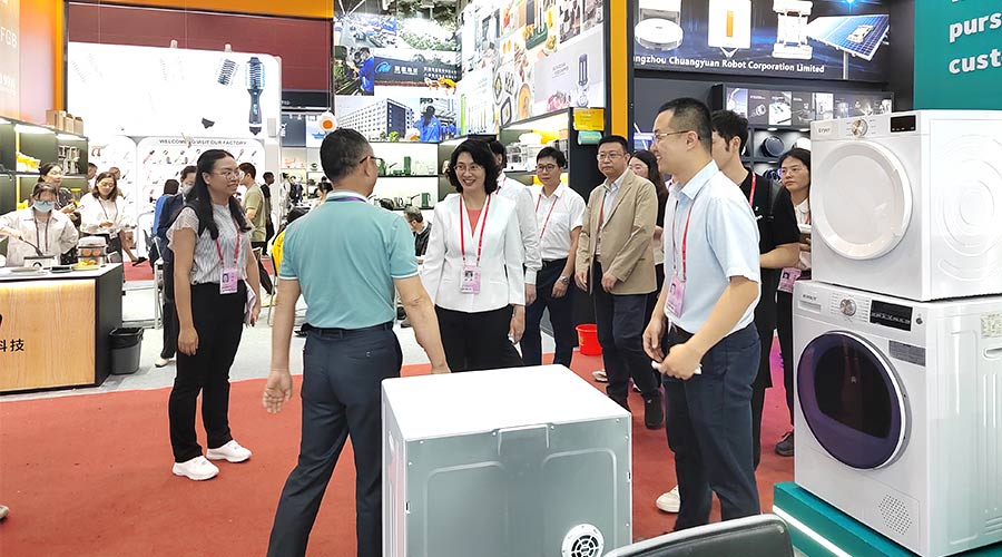 廣交會迎來大咖！江門市市長親臨金環(huán)電器展位參觀交流