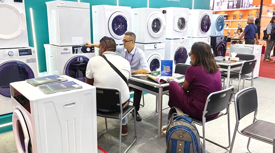 廣交會參展第一天！金環(huán)電器吸引國內(nèi)外客戶參觀交流