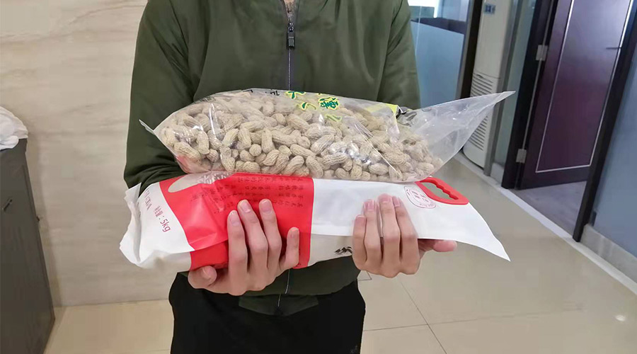 新春關(guān)懷 禮滿情暖！金環(huán)電器給員工發(fā)年貨