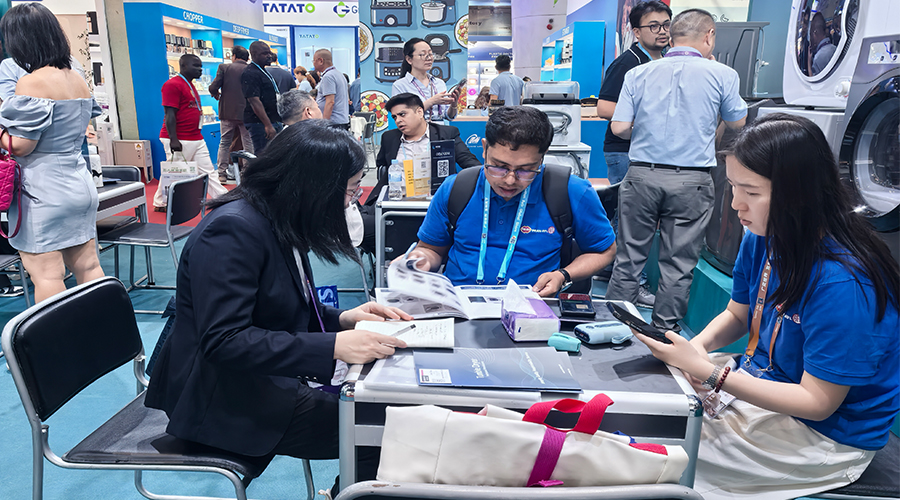 廣交會首日：金環(huán)電器與全球客商共商烘干新機遇