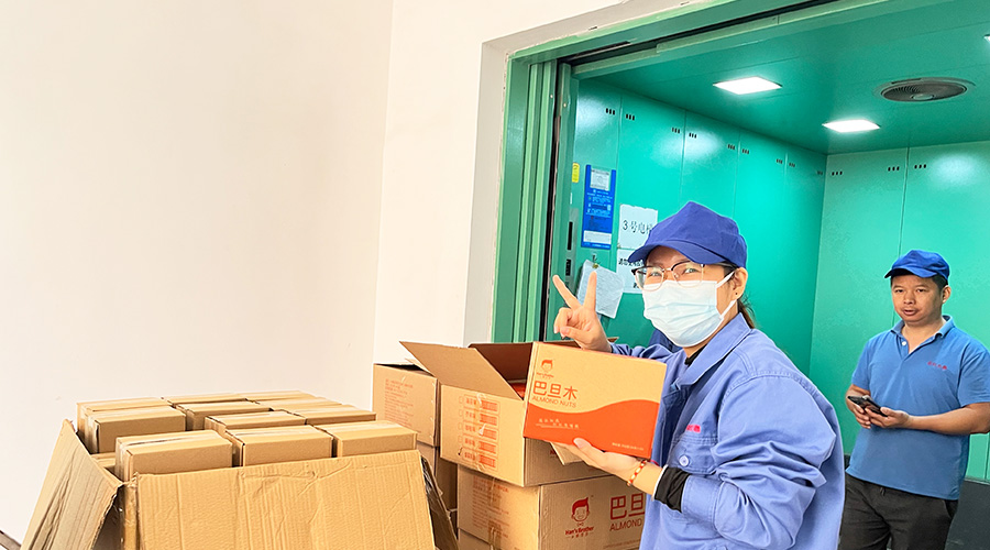 喜笑顏開！三八婦女節(jié)  金環(huán)電器發(fā)放禮品暖人心